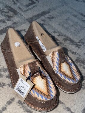 Women’s Ariat Cruisers size 6